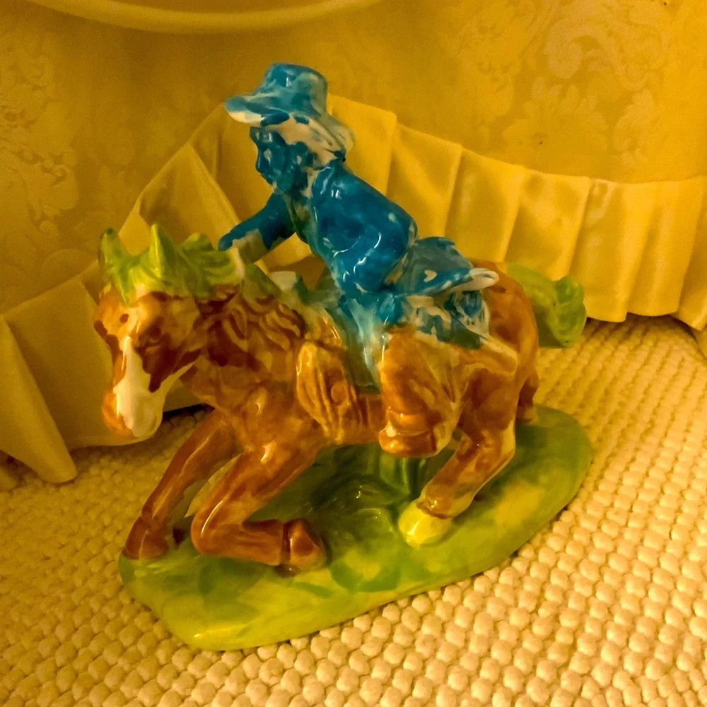 VINTAGE CERAMIC FIGURINE